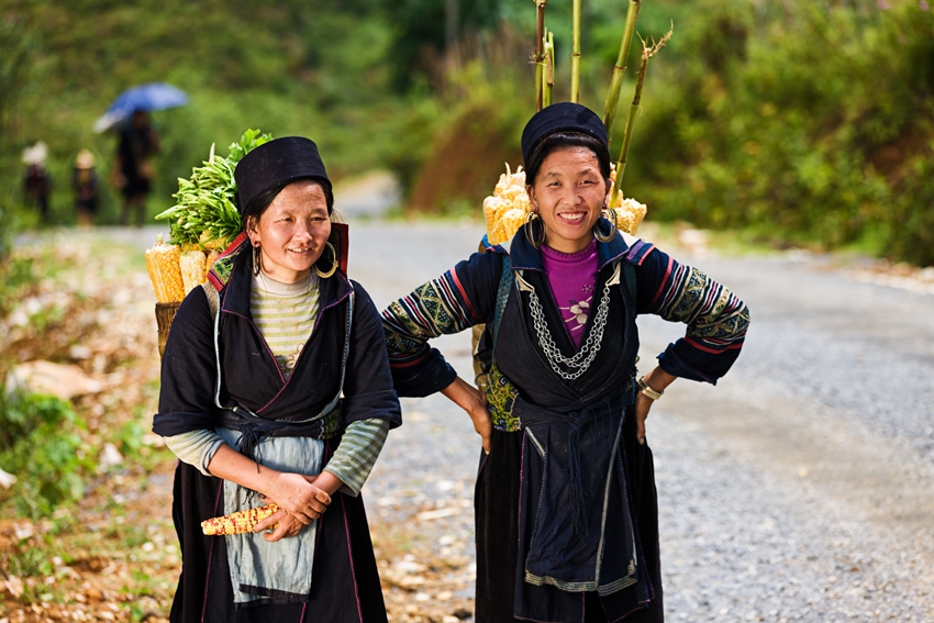Vietnamese women carrying corn near Sapa town