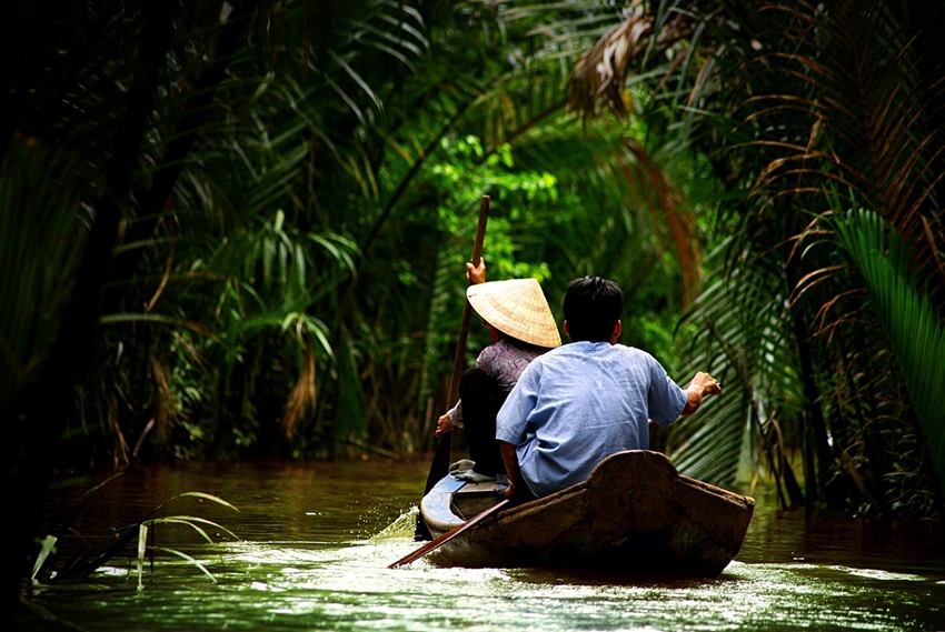 32890888 – vietnamese people paddling in the mekong river, vietnam